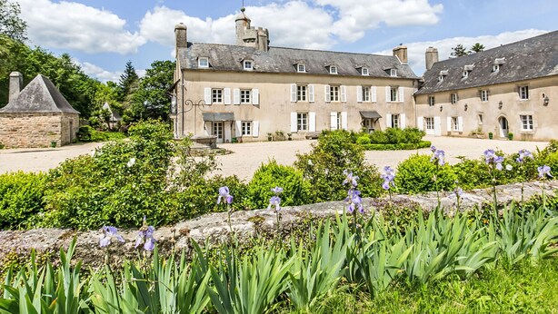 A large, historic building with multiple windows and a courtyard. - La Manoir du Moros by Interhome (Concarneau)