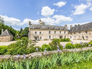 Un grand bâtiment historique doté de nombreuses fenêtres et d’une cour intérieure.