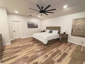 3 chambres, fer et planche à repasser, Wi-Fi, draps fournis