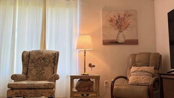 Smart-tv, een open haard en boeken