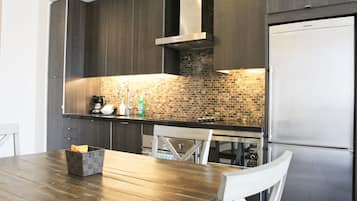 Refrigerador con freezer, microondas, horno, placa de cocina
