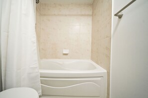 Departamento empresarial, balcón, vista a la ciudad | Baño | Tina y regadera independientes, secadora de cabello, toallas, jabón 