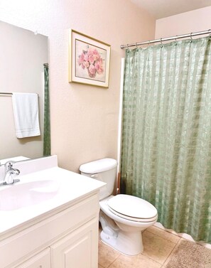 Een haardroger, handdoeken, zeep, shampoo