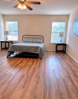 3 bedrooms, desk, iron/ironing board, free WiFi