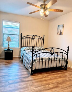 3 habitaciones, escritorio, tabla de planchar con plancha y wifi gratis