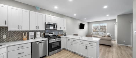 Refrigerador, microondas, horno y parrilla de estufa