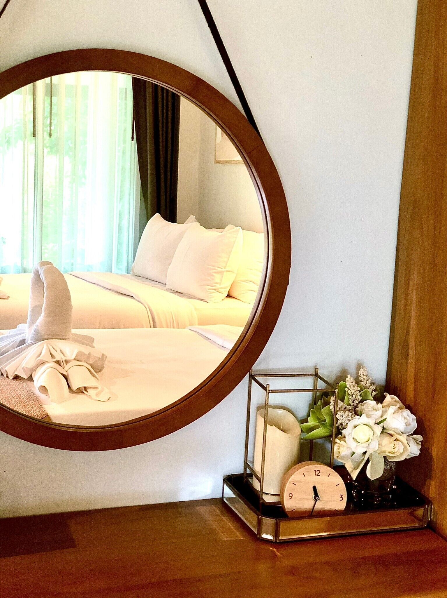 Neljän hengen deluxe-huone, rantanäköala | Työpöytä, kannettavalle tietokoneelle sopiva työtila, ilmainen Wi-Fi