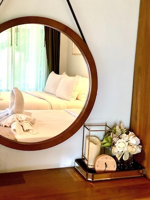 Habitación cuádruple Deluxe, vista a la playa | Escritorio, espacio para trabajar con laptop y wifi gratis