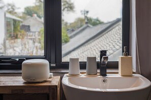 Decoración personalizada, escritorio y espacio para trabajar con laptop 