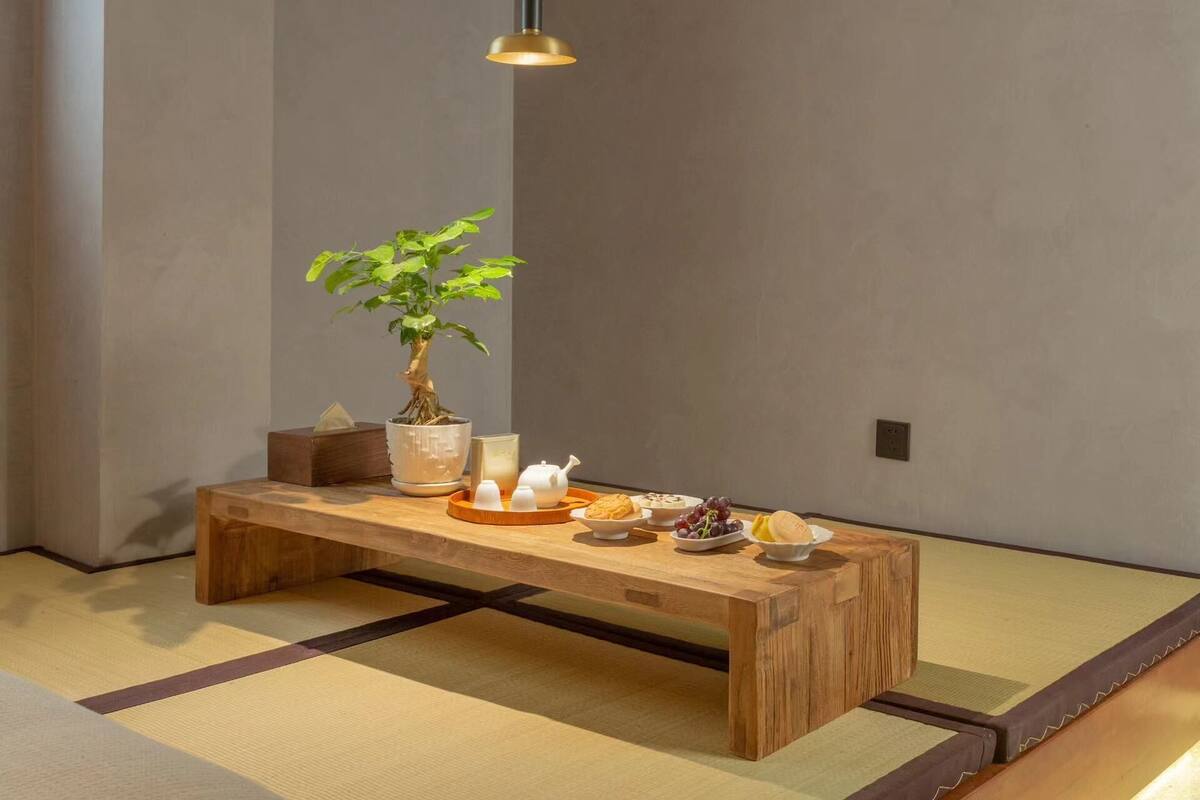 Chambre de style japonais | Bureau, espace de travail pour ordinateur portable, rideaux occultants