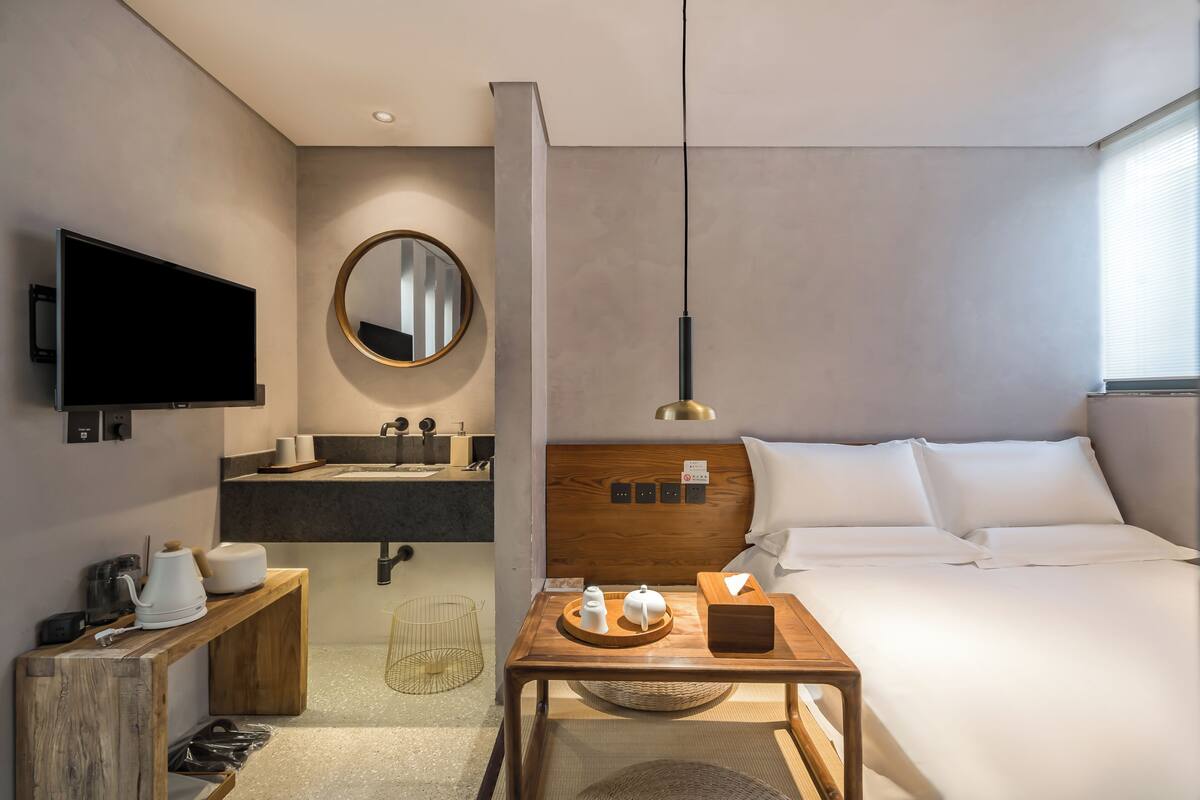 Chambre de style japonais | Bureau, espace de travail pour ordinateur portable, rideaux occultants