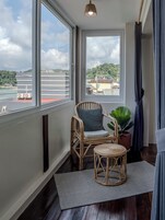 Tabla de planchar con plancha, wifi gratis y ropa de cama