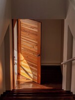 Tabla de planchar con plancha, wifi gratis y ropa de cama