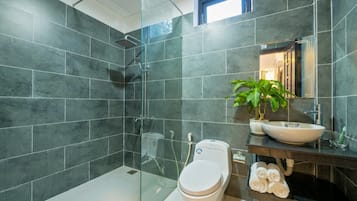 Ducha, artículos de tocador gratuitos, secador de pelo, pantuflas