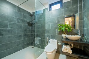 Shower, free toiletries, hair dryer, slippers - PAPAYAGARDEN Homestay (Da Nang)
