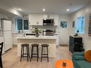 ثلاجة، ميكروويف، فرن، موقد طهي مسطح