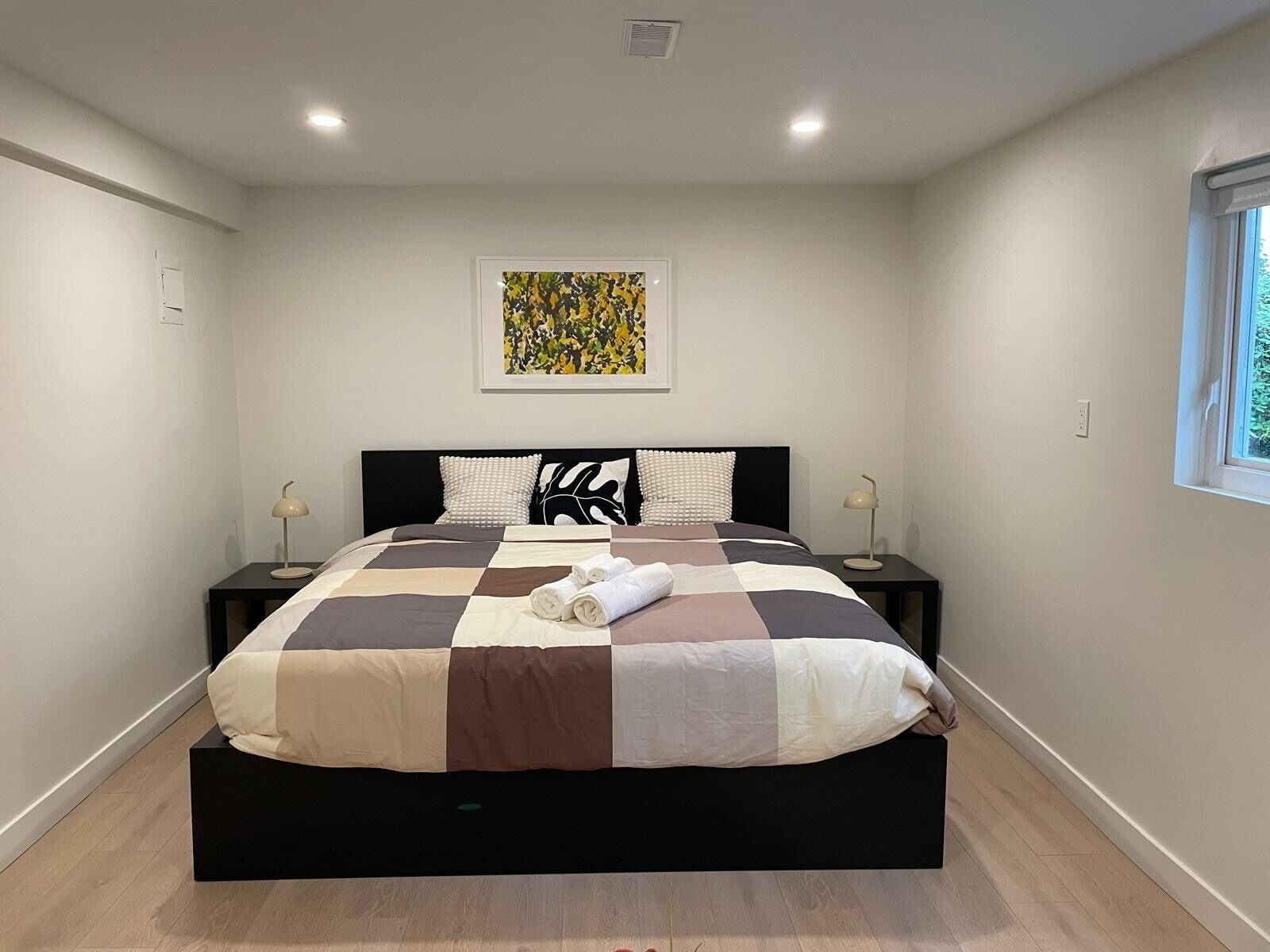 4 bedrooms, desk, iron/ironing board, WiFi