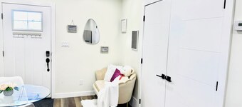 Cozy Private Suite,Near UofA+LRT,Free Parking,Pet-Great Location for all needs.