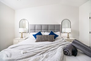 3 makuuhuonetta, työpöytä, silitysrauta/-lauta, ilmainen Wi-Fi