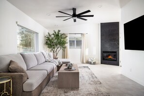 Smart TV, chimenea, oficina y monitor de computadora 