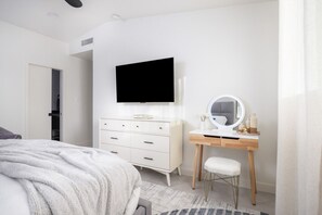Escritorio, tabla de planchar con plancha, wifi gratis y ropa de cama