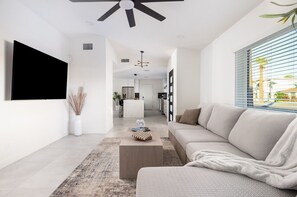 Una Smart TV, una chimenea, una oficina, una pantalla de ordenador