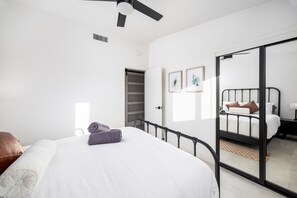 Escritorio, tabla de planchar con plancha, wifi gratis y ropa de cama