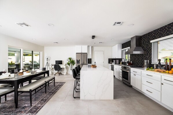 Jääkaappi, mikroaaltouuni, uuni, liesi