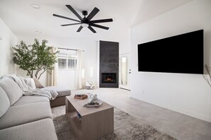 Una Smart TV, una chimenea, una oficina, una pantalla de ordenador