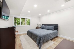 4 bedrooms, iron/ironing board, WiFi, bed sheets - Treehouse Retreat: Your Ski & Snowboard Getaway (Bellaire)