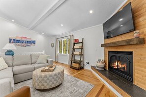 TV, fireplace - Treehouse Retreat: Your Ski & Snowboard Getaway (Bellaire)