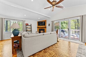 TV, fireplace - Treehouse Retreat: Your Ski & Snowboard Getaway (Bellaire)