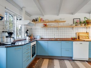 Fridge, microwave, dishwasher, cookware/dishes/utensils