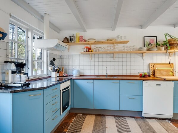 Fridge, microwave, dishwasher, cookware/dishes/utensils