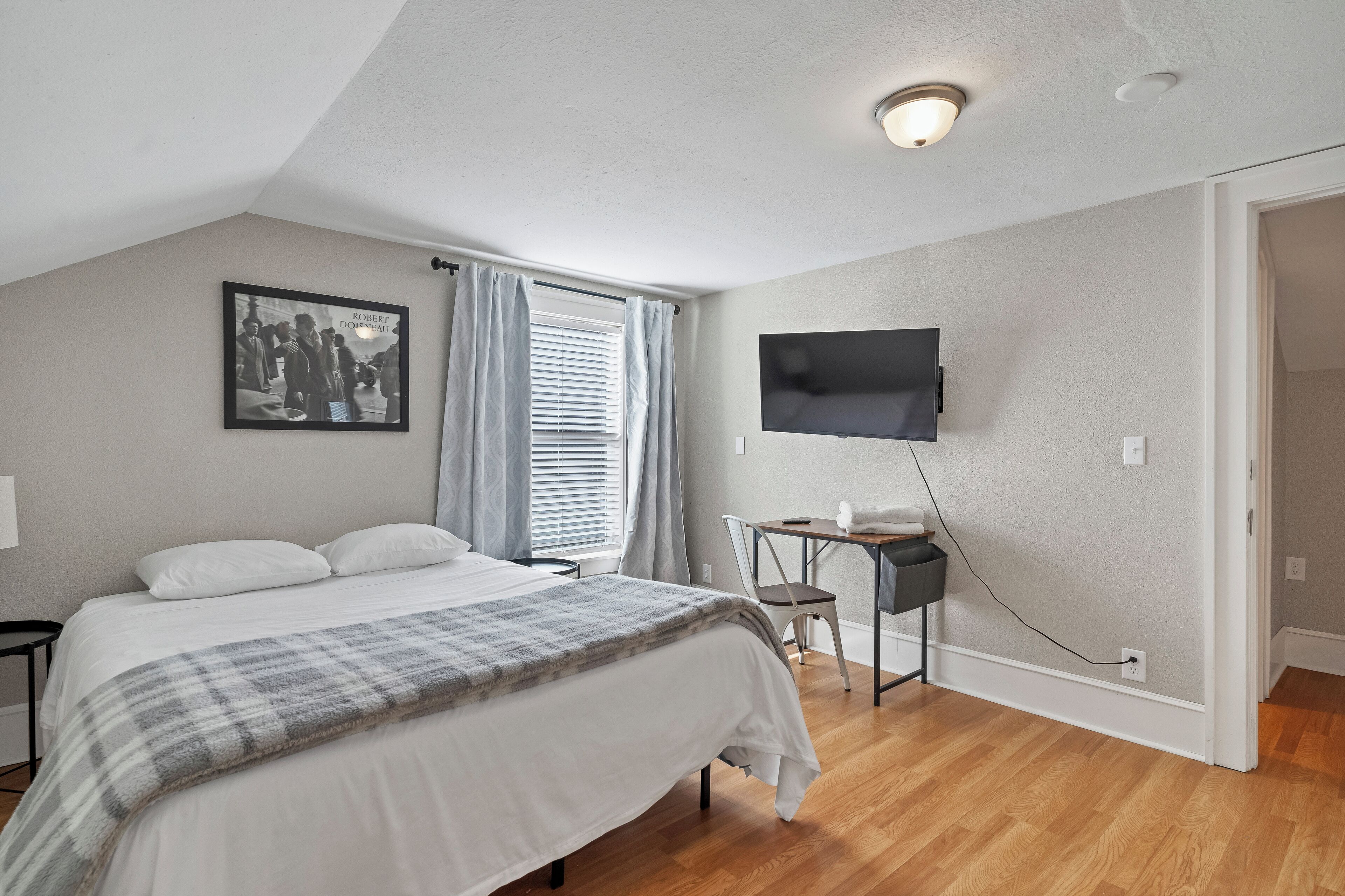 4 bedrooms, desk, iron/ironing board, free WiFi