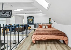 7 bedrooms, desk, iron/ironing board, WiFi - Stylish & Roomy Full House Dtwn (Buffalo)