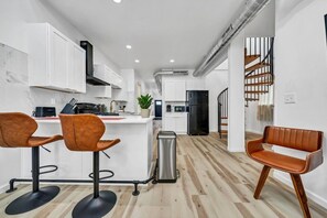 Réfrigérateur, four à micro-ondes, un four, surface de cuisson