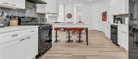 Kylskåp, ugn, spishäll och diskmaskin