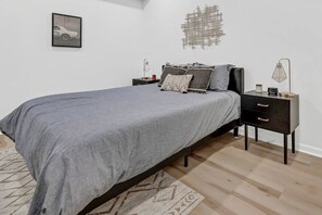 8 Schlafzimmer, Schreibtisch, Bügeleisen/Bügelbrett, WLAN