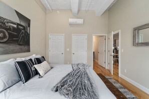 2 bedrooms, iron/ironing board, WiFi, bed sheets - Hip Dtwn Apt W/ Arcade & Gym (Binghamton)