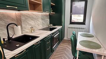 Deluxe Apartment, 1 Bedroom | Private kitchen