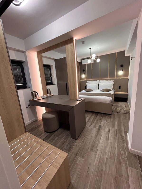 Literie de qualité supérieure, matelas mémoire de forme, minibar, bureau