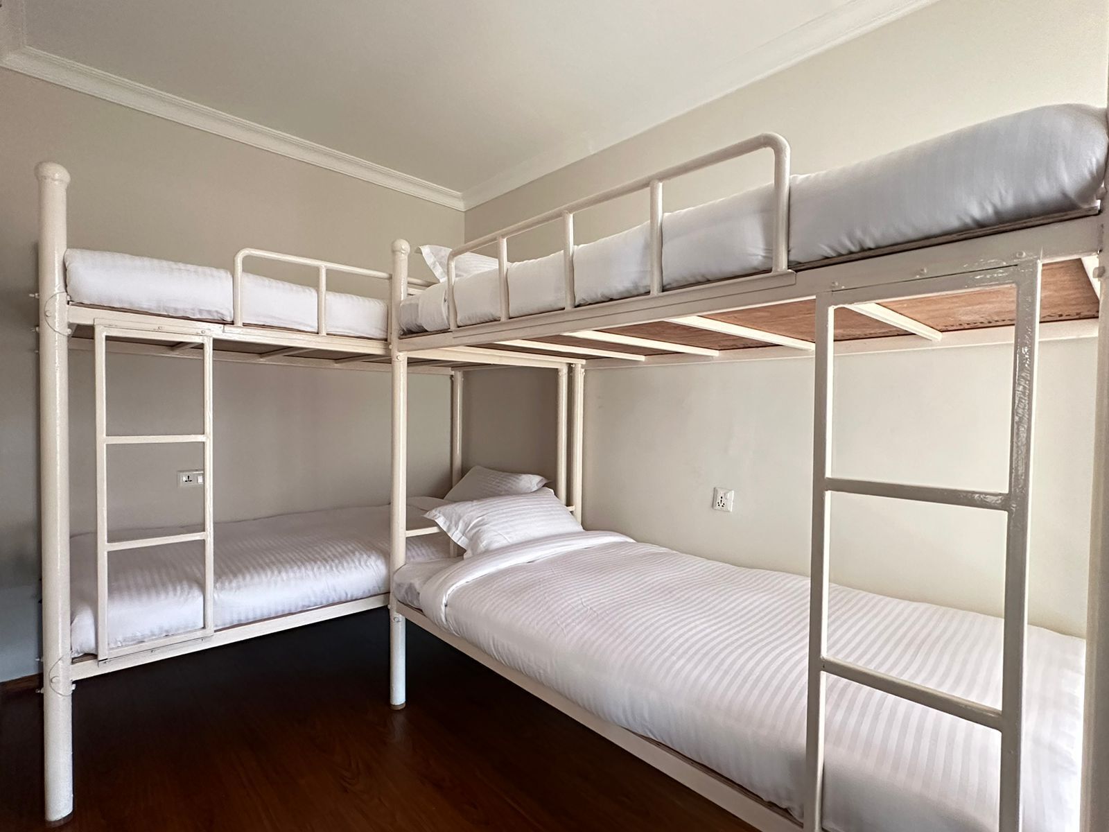 Habitación con literas y una cama individual.