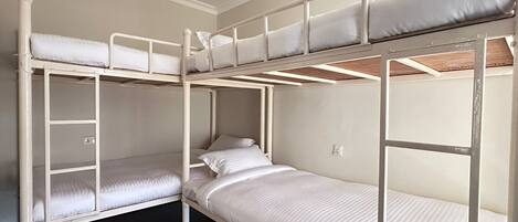 Habitación con literas y una cama individual.