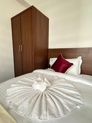 Standaard tweepersoonskamer, balkon, uitzicht op de stad | Hypoallergeen beddengoed, geluiddichte muren, gratis wifi, beddengoed