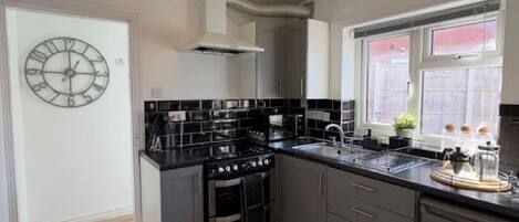 冷蔵庫、電子レンジ、オーブン、コンロ