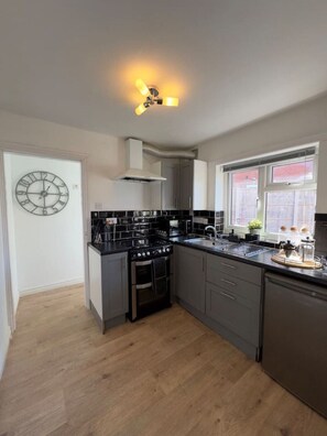 冰箱、微波炉、烤箱、炉灶