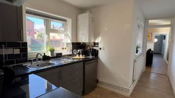 Een koelkast, een microgolfoven, een oven, een kookplaat