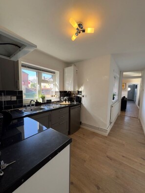 冷蔵庫、電子レンジ、オーブン、コンロ