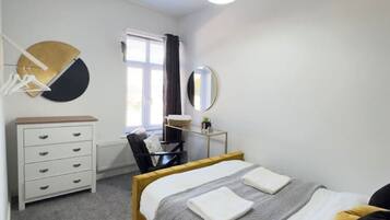 3 quartos, escrivaninha, ferros/tábuas de passar roupa